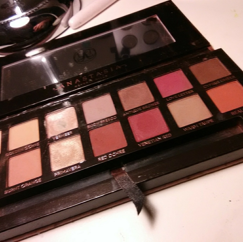Modern renaissance anastacia eyeshadow pallet
